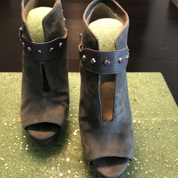 Michael Kors Shoe Boots in Gray Suede size 10. - Picture 5 of 6